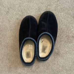 Good condition, barely worn UGG slippers
